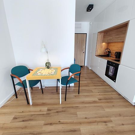 ワルシャワUroczy Apartament Z Miejscem Na Auto W Garazuアパートメント エクステリア 写真