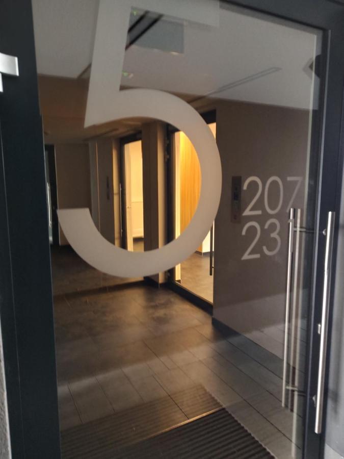 ワルシャワUroczy Apartament Z Miejscem Na Auto W Garazuアパートメント エクステリア 写真