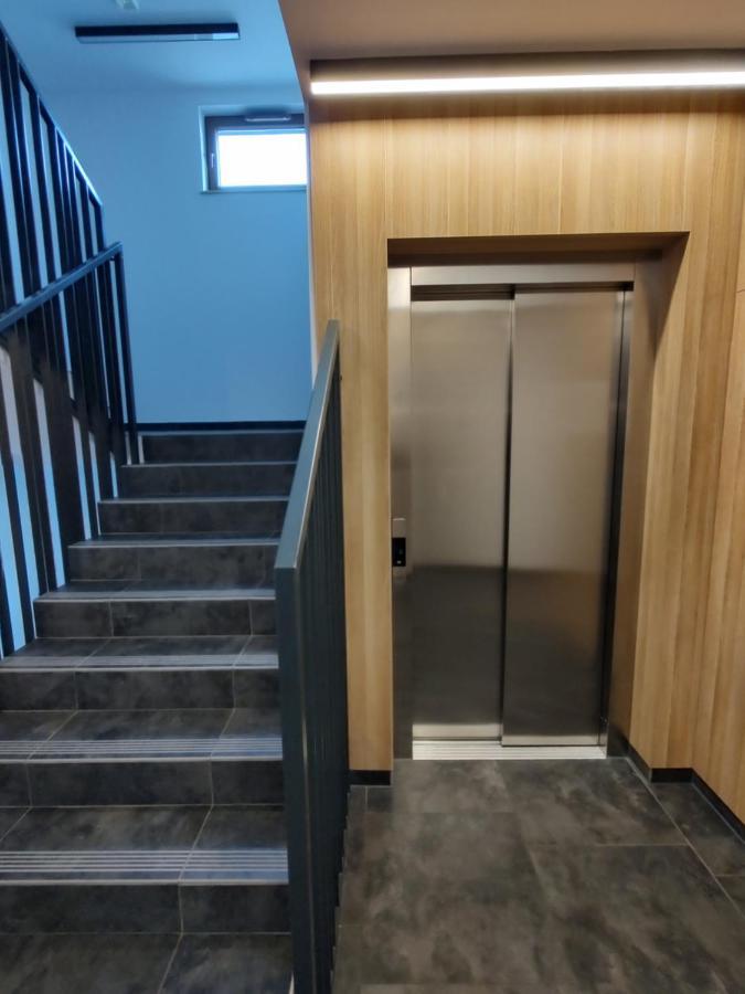 ワルシャワUroczy Apartament Z Miejscem Na Auto W Garazuアパートメント エクステリア 写真