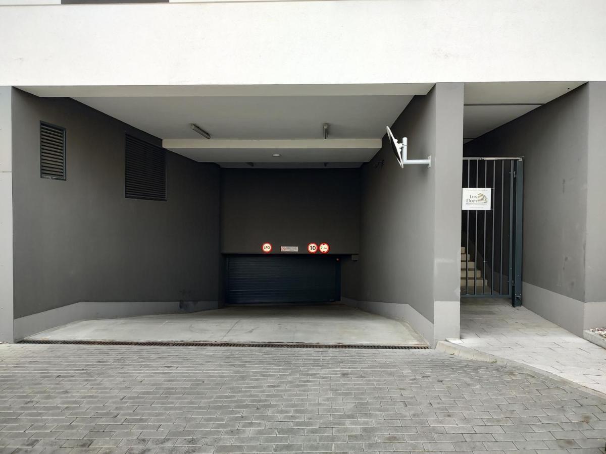 ワルシャワUroczy Apartament Z Miejscem Na Auto W Garazuアパートメント エクステリア 写真