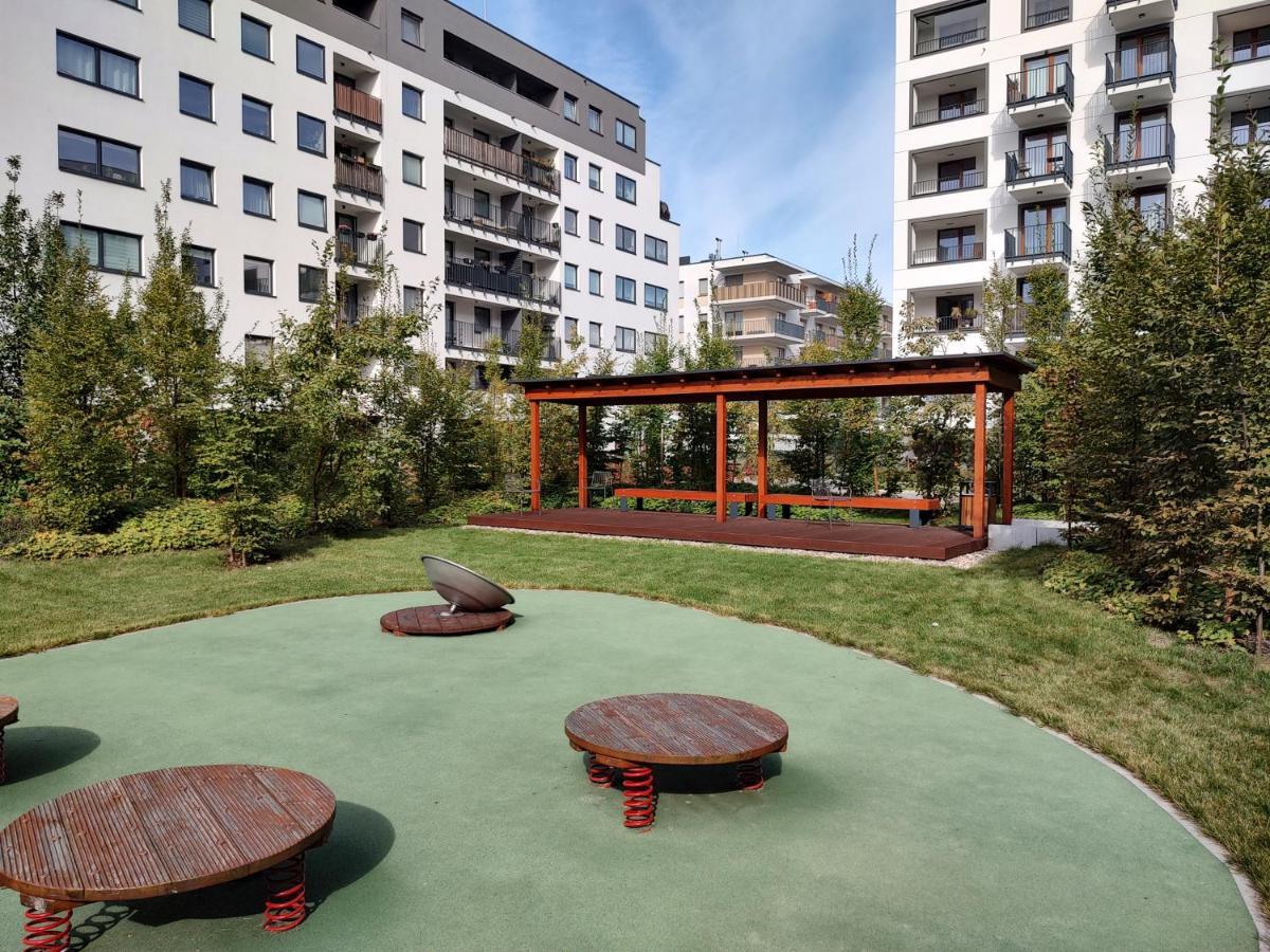 ワルシャワUroczy Apartament Z Miejscem Na Auto W Garazuアパートメント エクステリア 写真